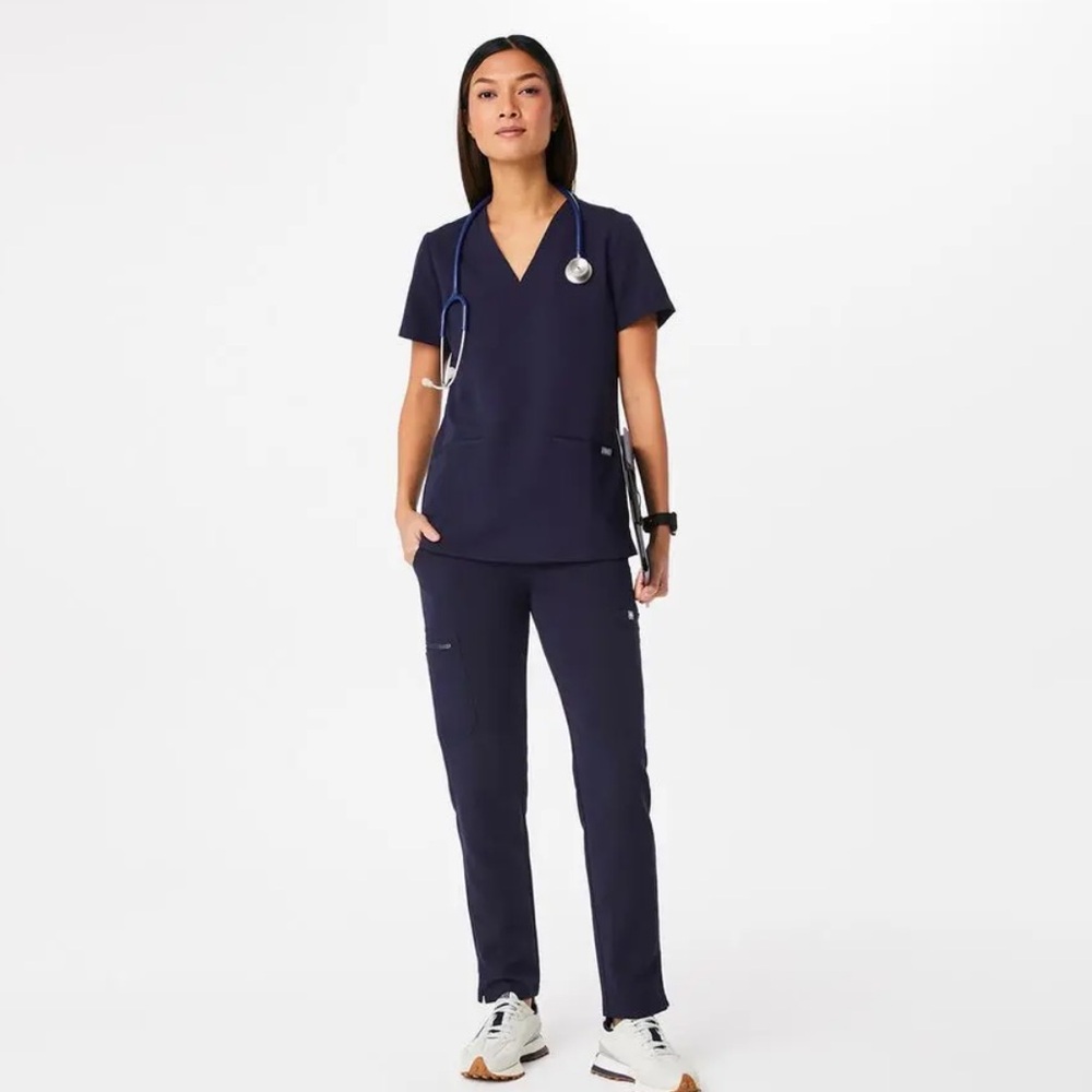 FIGS Women’s Casma Three-Pocket Scrub Top™